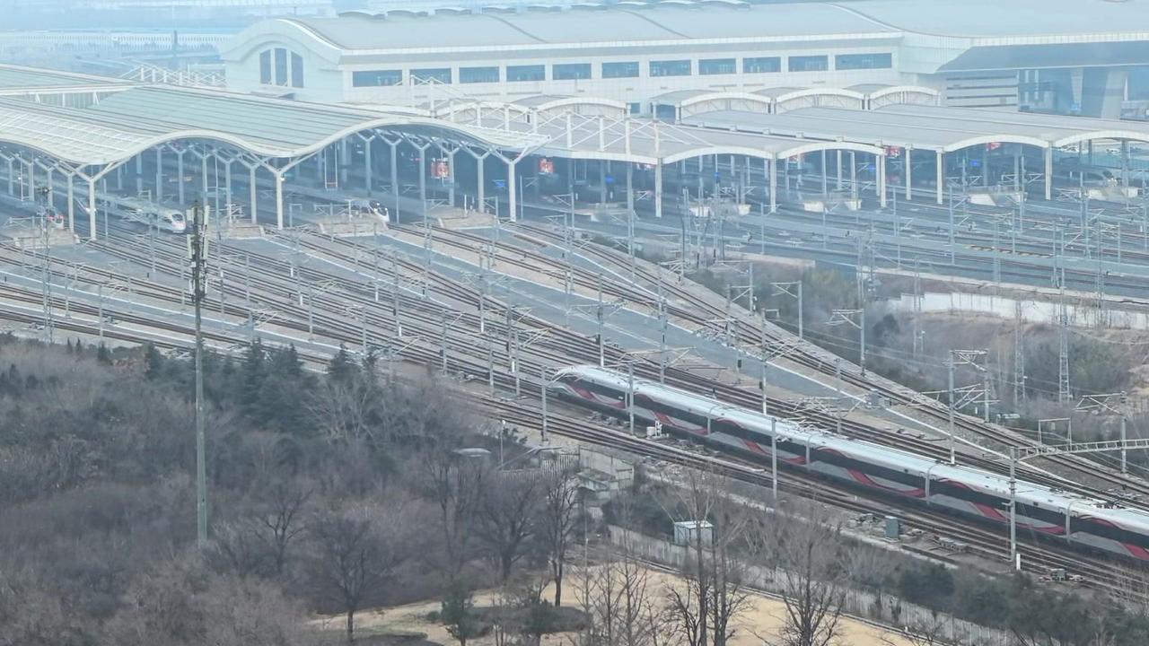 🚄徐州东两智动车擦肩而过，龙凤呈祥与瑞龙智行的速度美学
🍃十六编组龙凤呈祥平