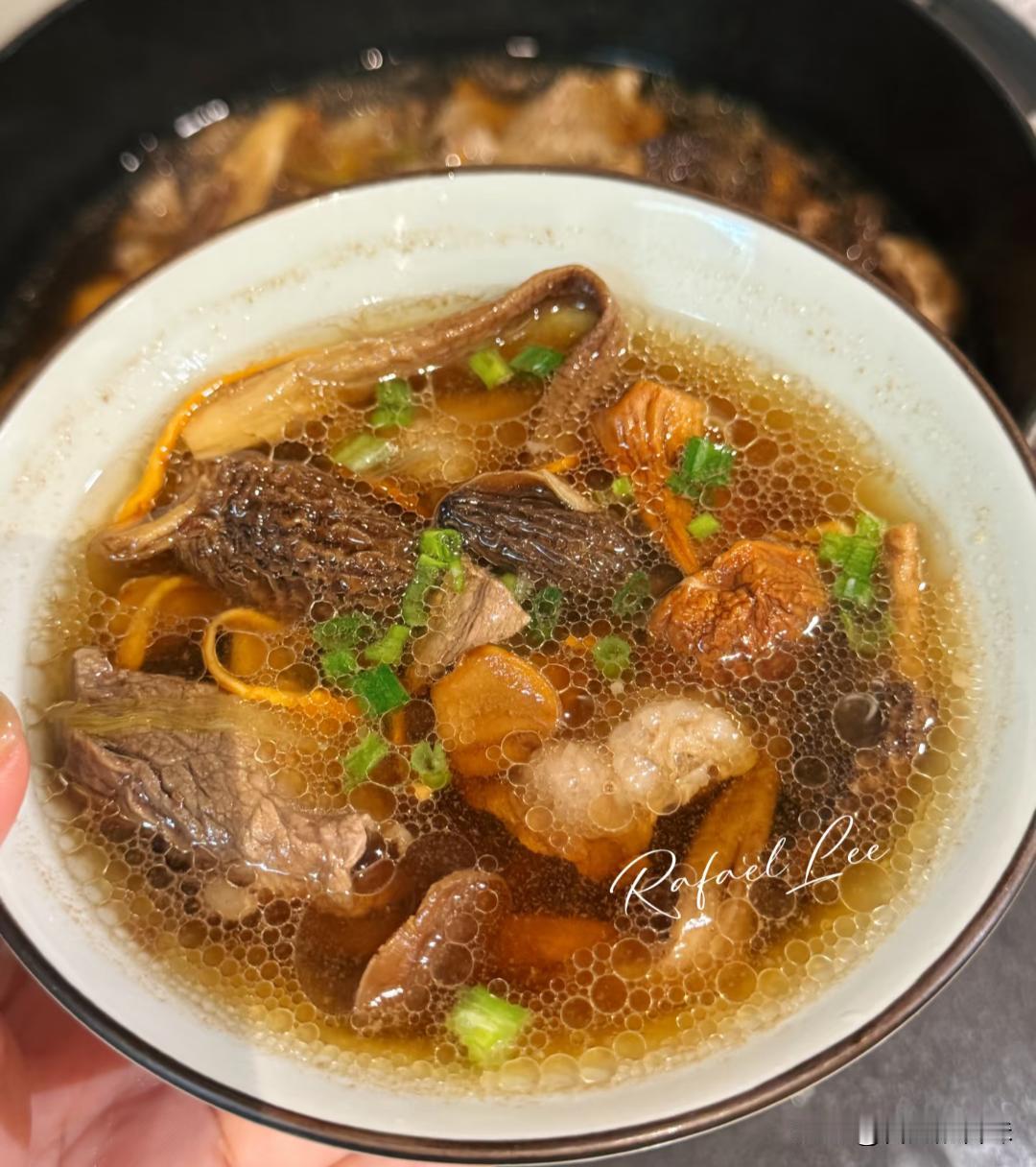 鲜鲜的菌菇牛肉汤，一把抓来好几种菇，熬一锅汤，下一盘肉，假装自己在云南吃美食[呲