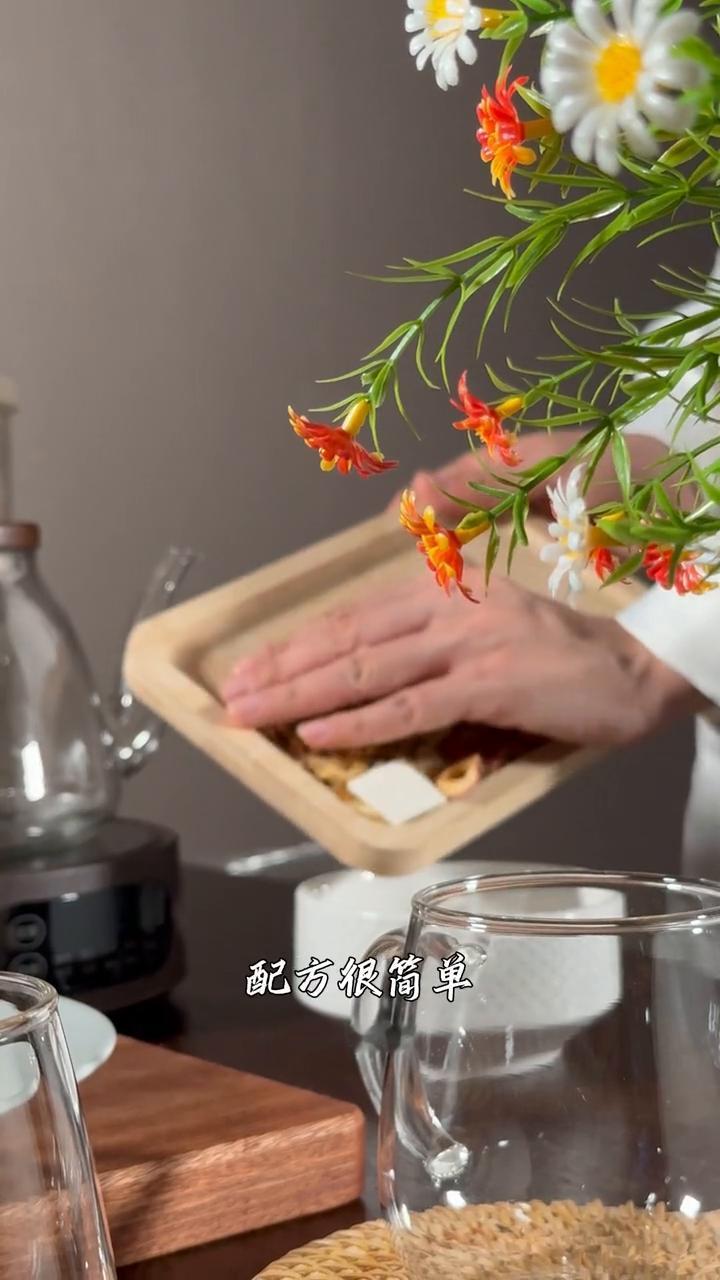 今天和大家分享一款让人越喝越苗条的养生快乐水：陈皮茯苓茶。中医认为陈皮、茯苓、黄