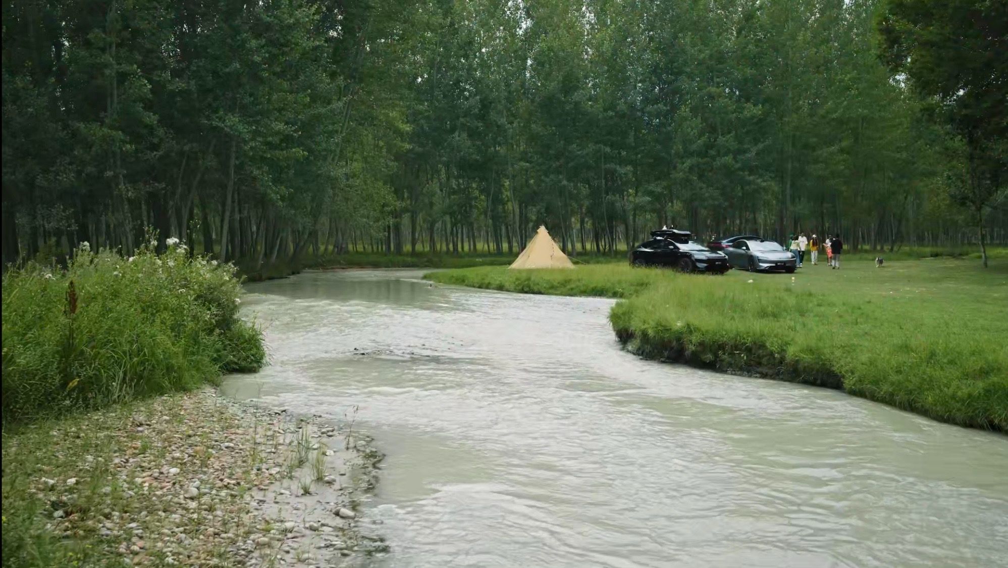 最近刷到不少鸿蒙智行车友旅途路上偶遇到了余总，感觉余总这段时间应该是最自由洒脱的