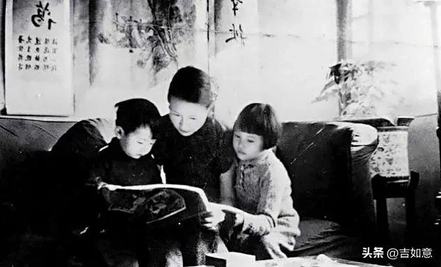看到这张照片，真的被那股温馨劲儿暖到了。林徽因陪伴儿女聚精会神学习的画面，仿佛能