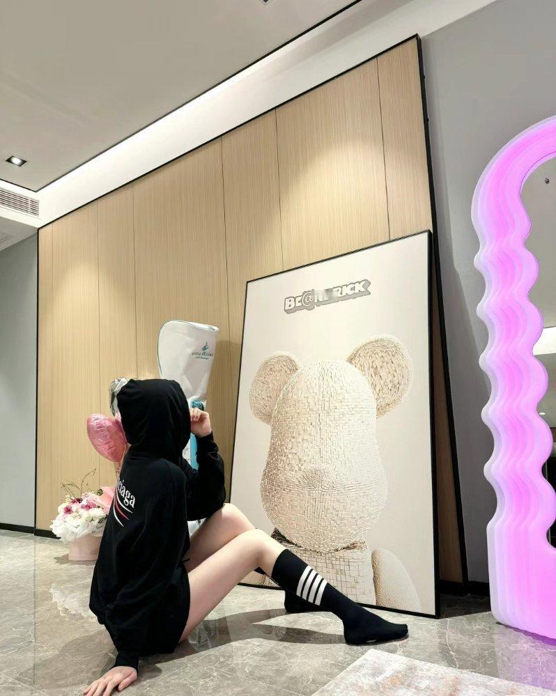 没有人会在意你受了多少委屈 只会在你情绪爆发的时候 指责你不懂事. ​​​