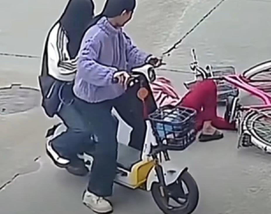 我们是斥责，他是避让白色轿车向右倾斜，重心不稳摔倒的孩子出现，他已经摔倒，现在就