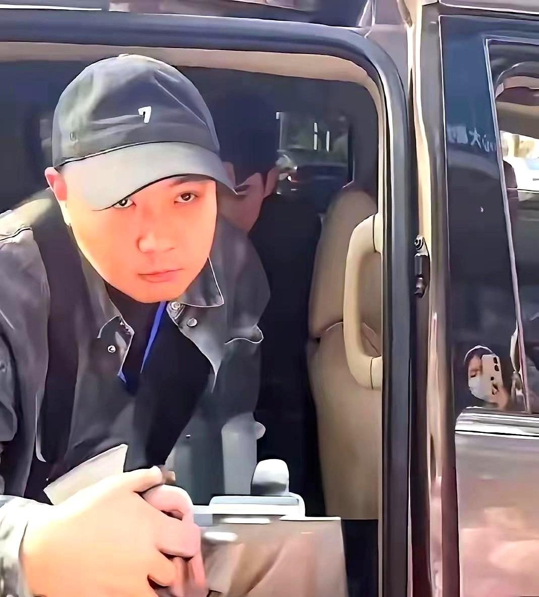 观众们现在算是把这些资本家看明白了。

观众认为资本被自己养成“狼”后反噬，影视