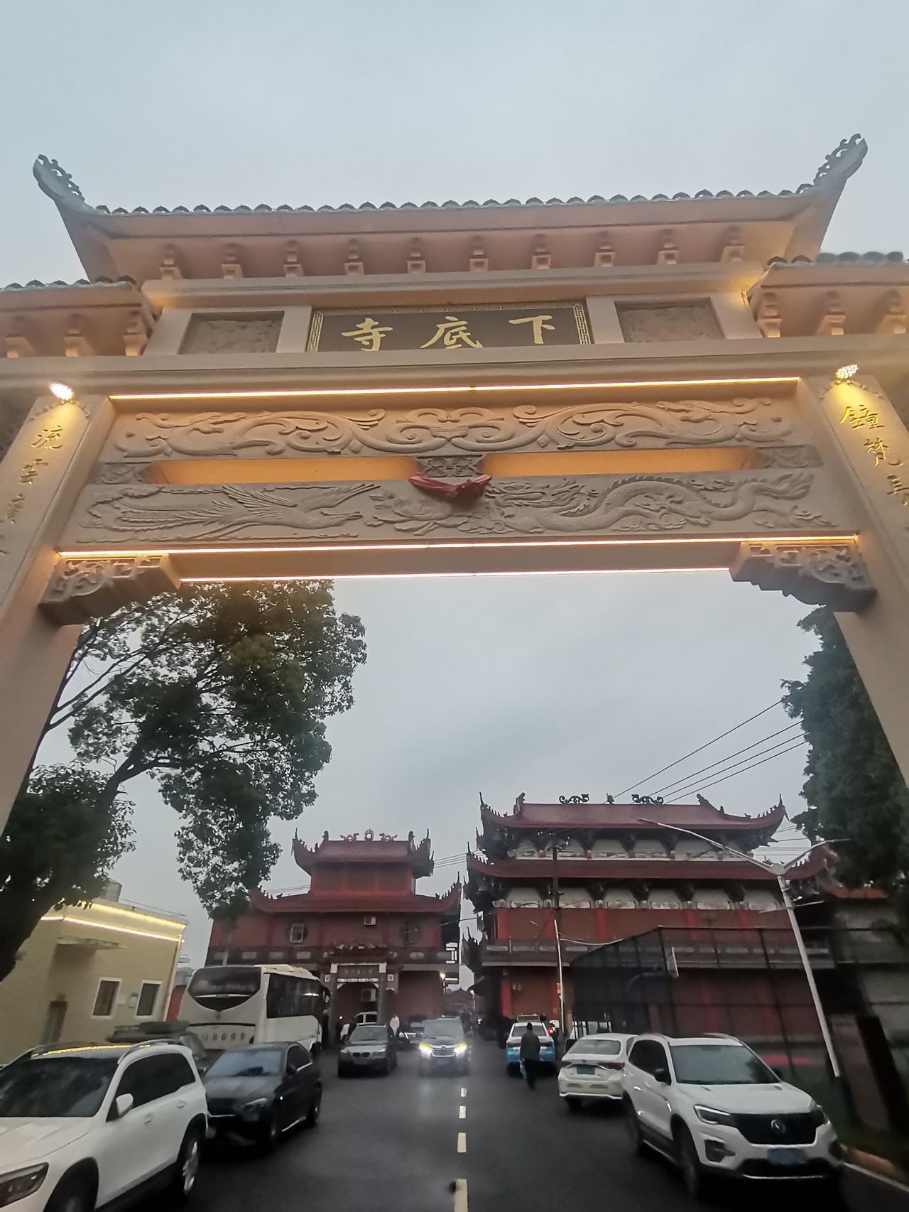 福州市漳港海潮寺（下底寺）
《中国🇨🇳长乐海滨漳港景观》：
长空海燕晓潮信，