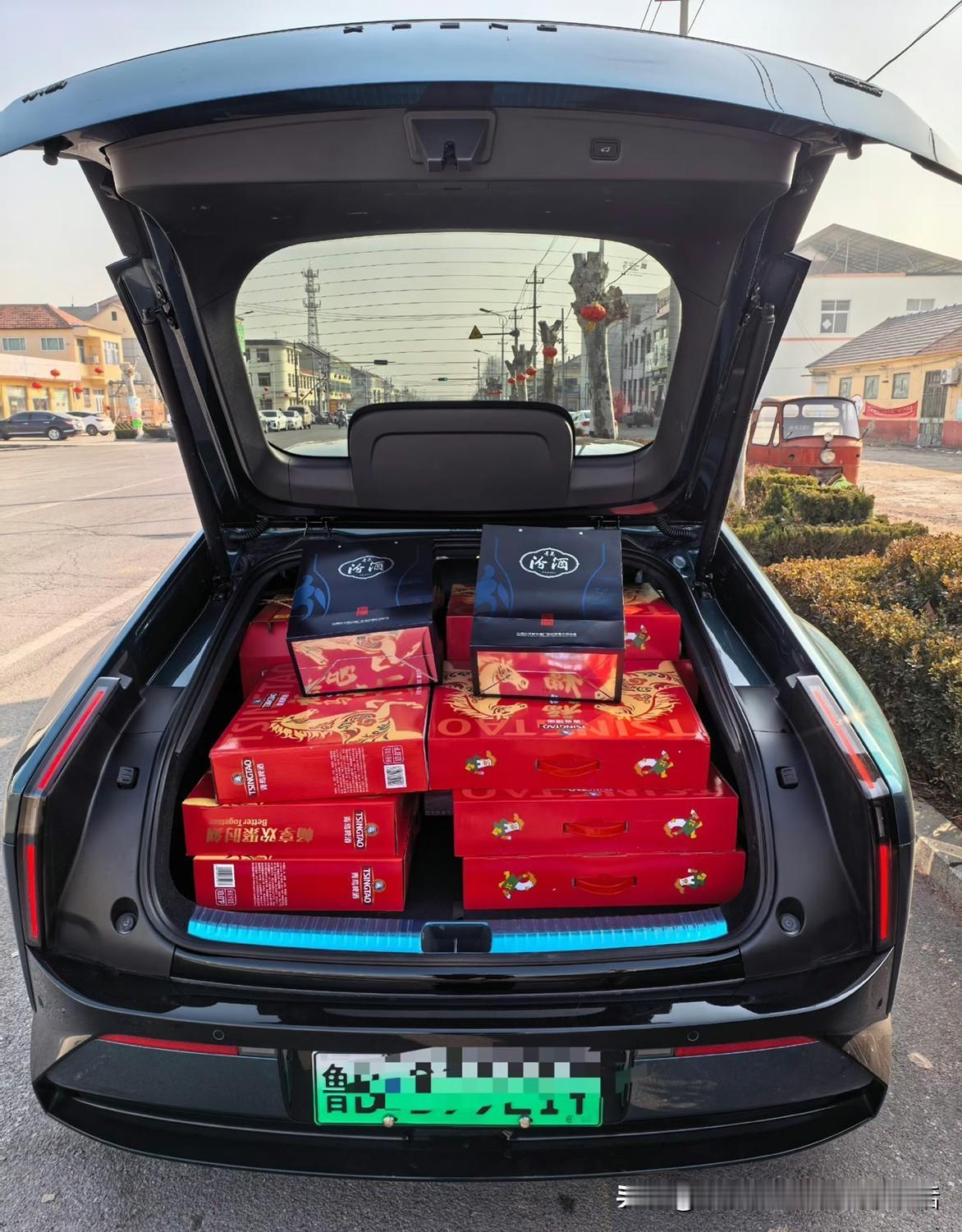 小鹏P7的后备箱是不是很能装，从青岛拉了一车的过年出门的礼品。回村后，好几个人问
