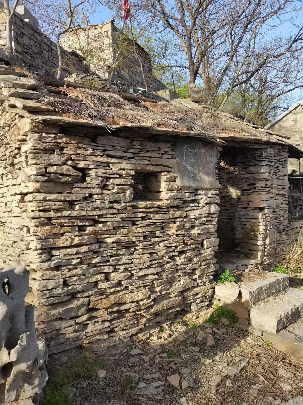 银雀山下雨初收，风吹梨花始白头。
​趿鞋赤膊狂笑去，怒指苍穹索自由。
​费县平邑