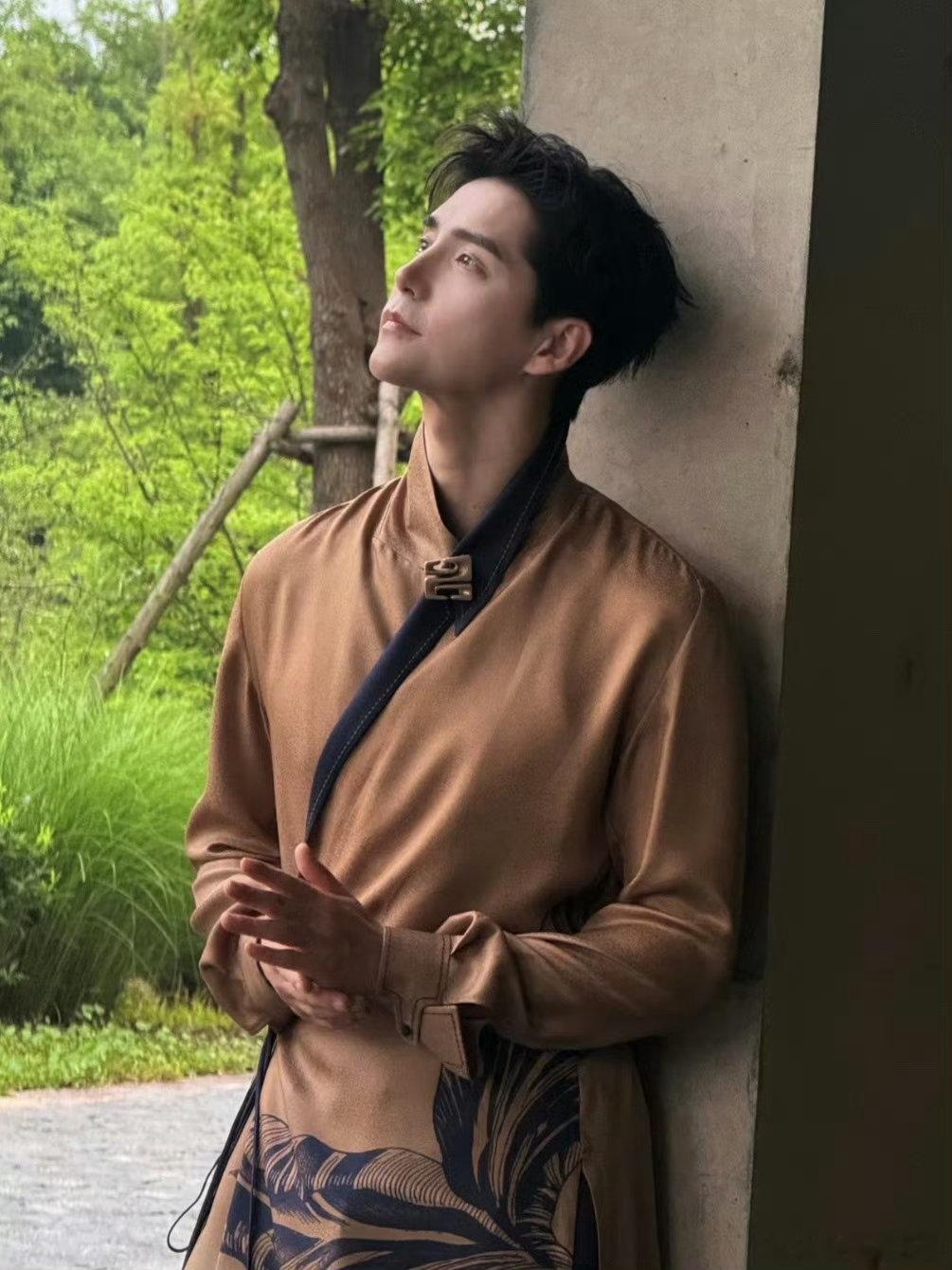 曝歌手帮唱嘉宾Loren Allred有着极具爆发力的欧美高音嗓音，跨国歌手的加