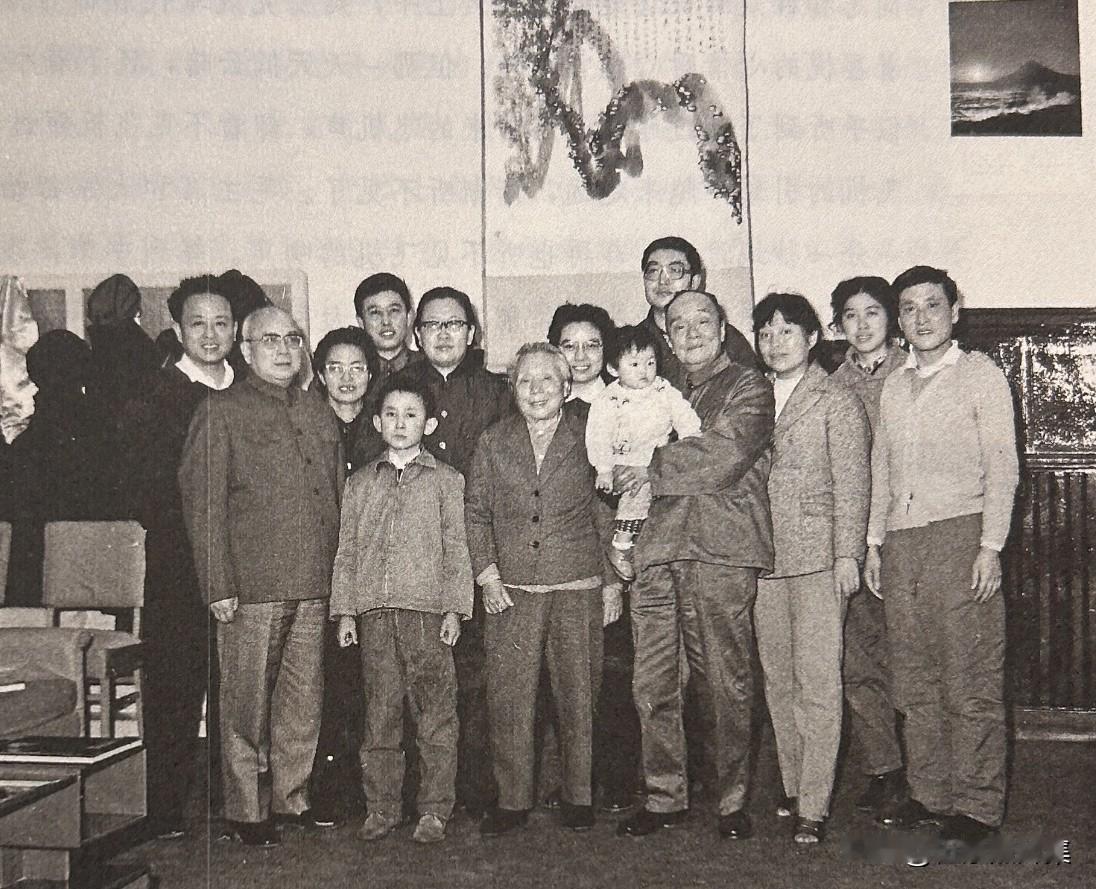 1980年，杨尚昆、李伯钊夫妇与王兴、叶子龙、张延忠、李讷、叶利亚等亲朋好友合影