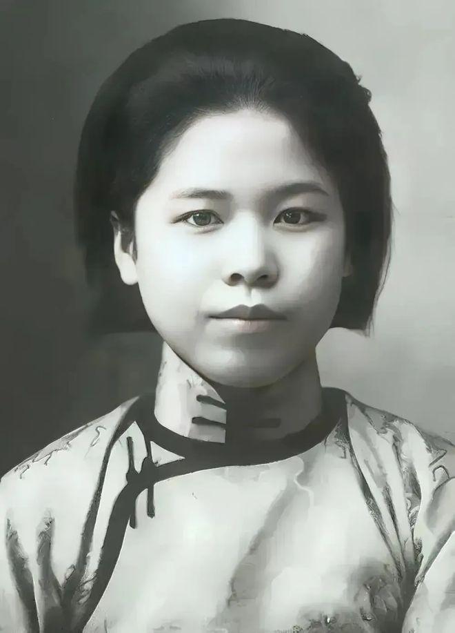 1947年，特务们将杨虎城的夫人谢葆真牢牢捆住，脱下她的裤子后，用针头扎进她的大