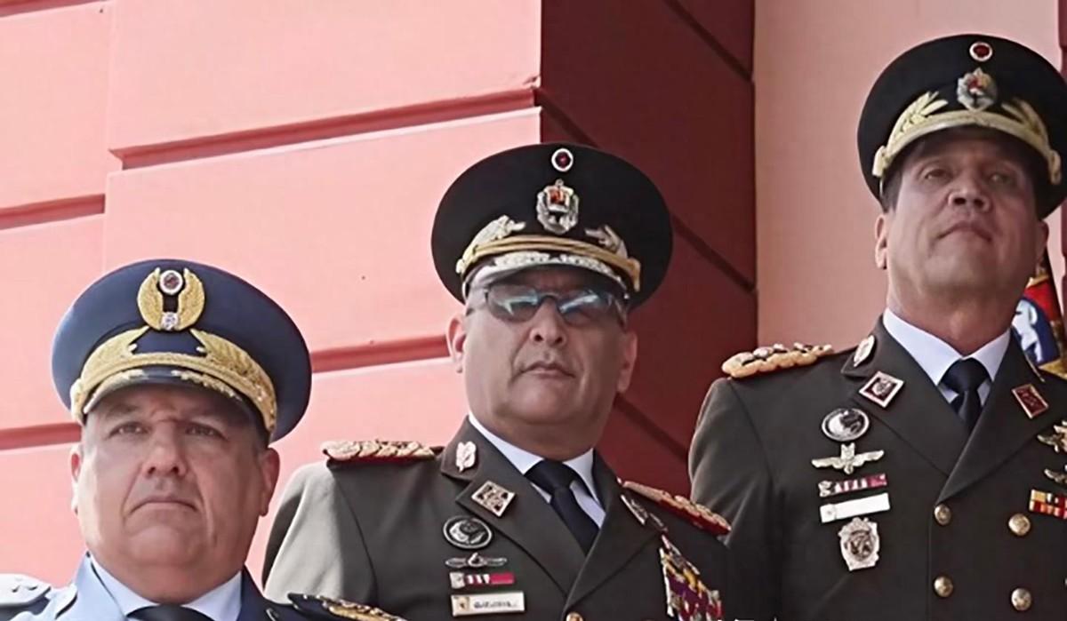 陆军上将来头不小，古斯塔沃·恩里克·冈萨雷斯·洛佩斯才挂职当这个国防部长刚满十天