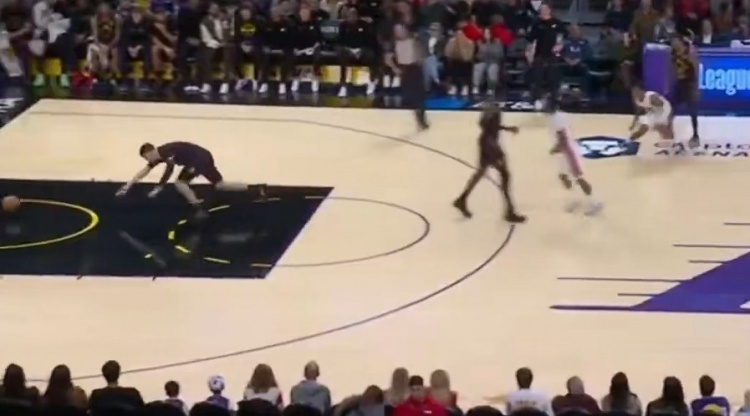 充当职业球员?拉拉维亚自己运球砸脚出界 踉踉跄跄差点趴地上！活塞vs湖人