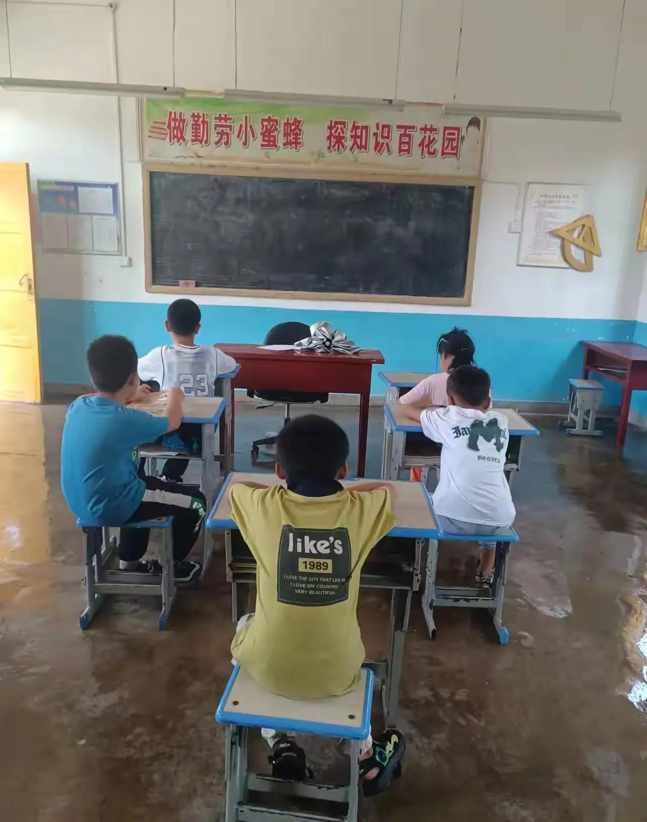 衰落的农村小学，已成必然。曾经热热闹闹的农村学校，现在变成冷冷清清的样子。
