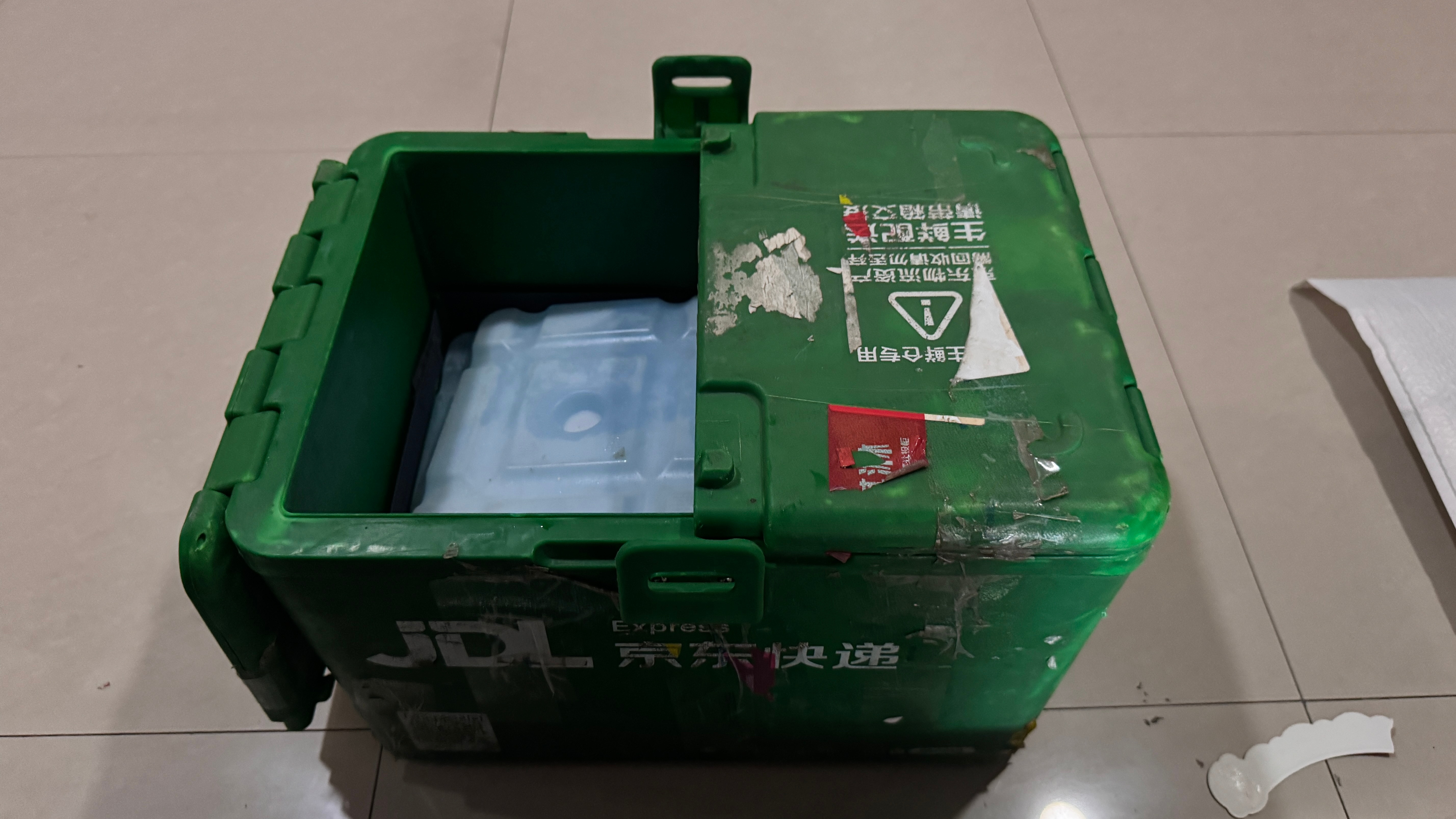 京东快递太隆重了吧😂谁知道这个箱子平台会回收吗？看上去是能反复利用的，里面还有