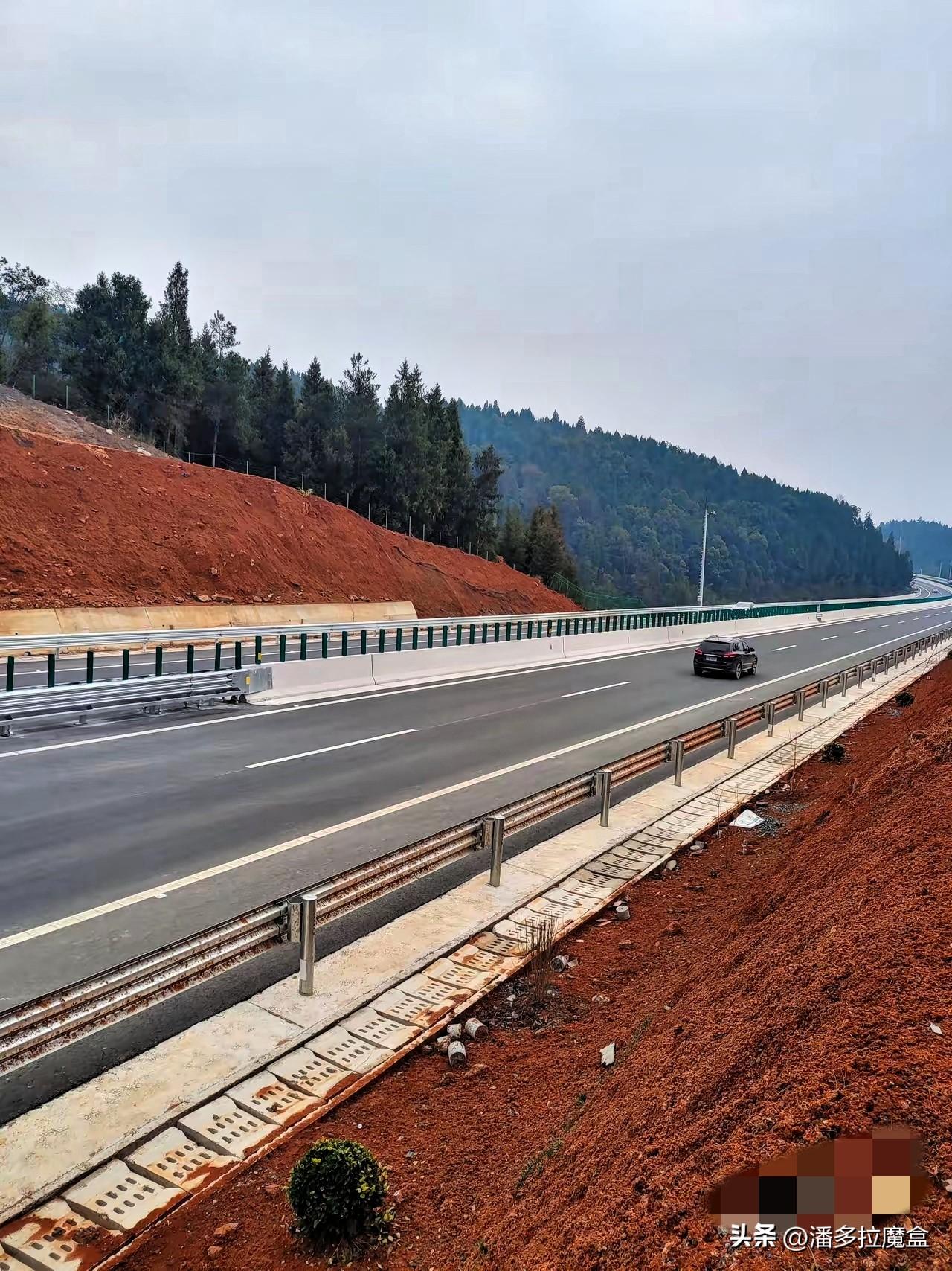 正月初十刚过，62岁的堂哥就拎着蛇皮袋出门了。

本该是含饴弄孙的年纪，可他哪敢