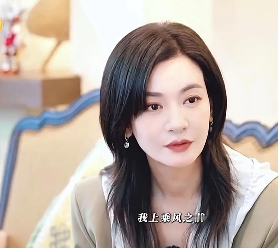 主持人：“平时的工作有那么密吗？”

李晟：“没有，我上乘风之前，其实在家时间很