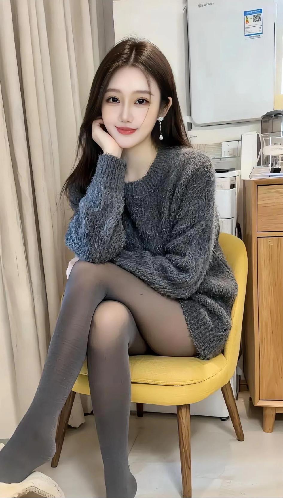 午饭后，新同事坐在黄色椅子上叫我给她拍张照记录下，表情好可爱吧！
职场美女自拍 