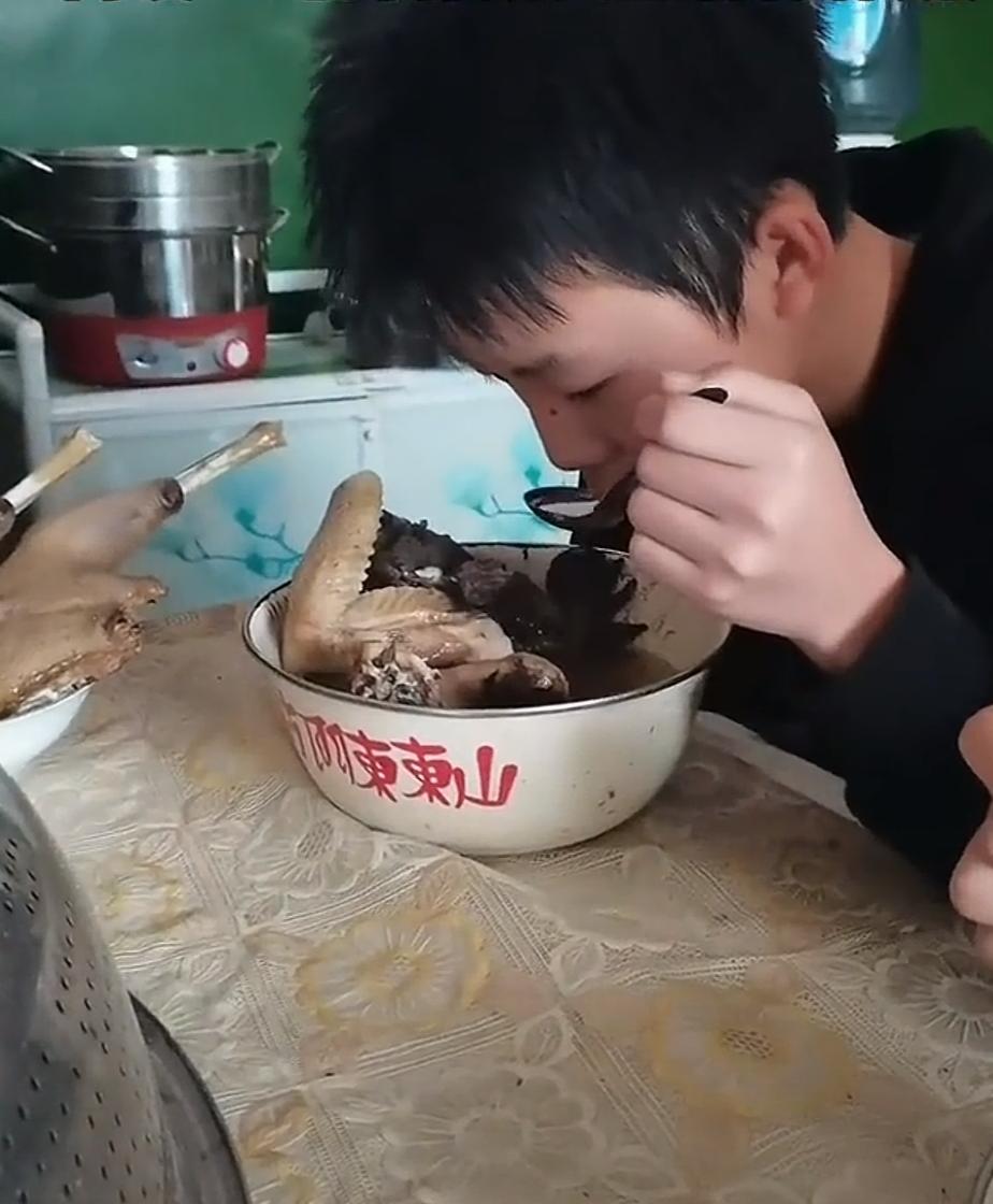 太好笑了！江西，妈妈给两个儿子做早饭，做完端上桌，竟是一人一整只鸡，大儿子笑着接