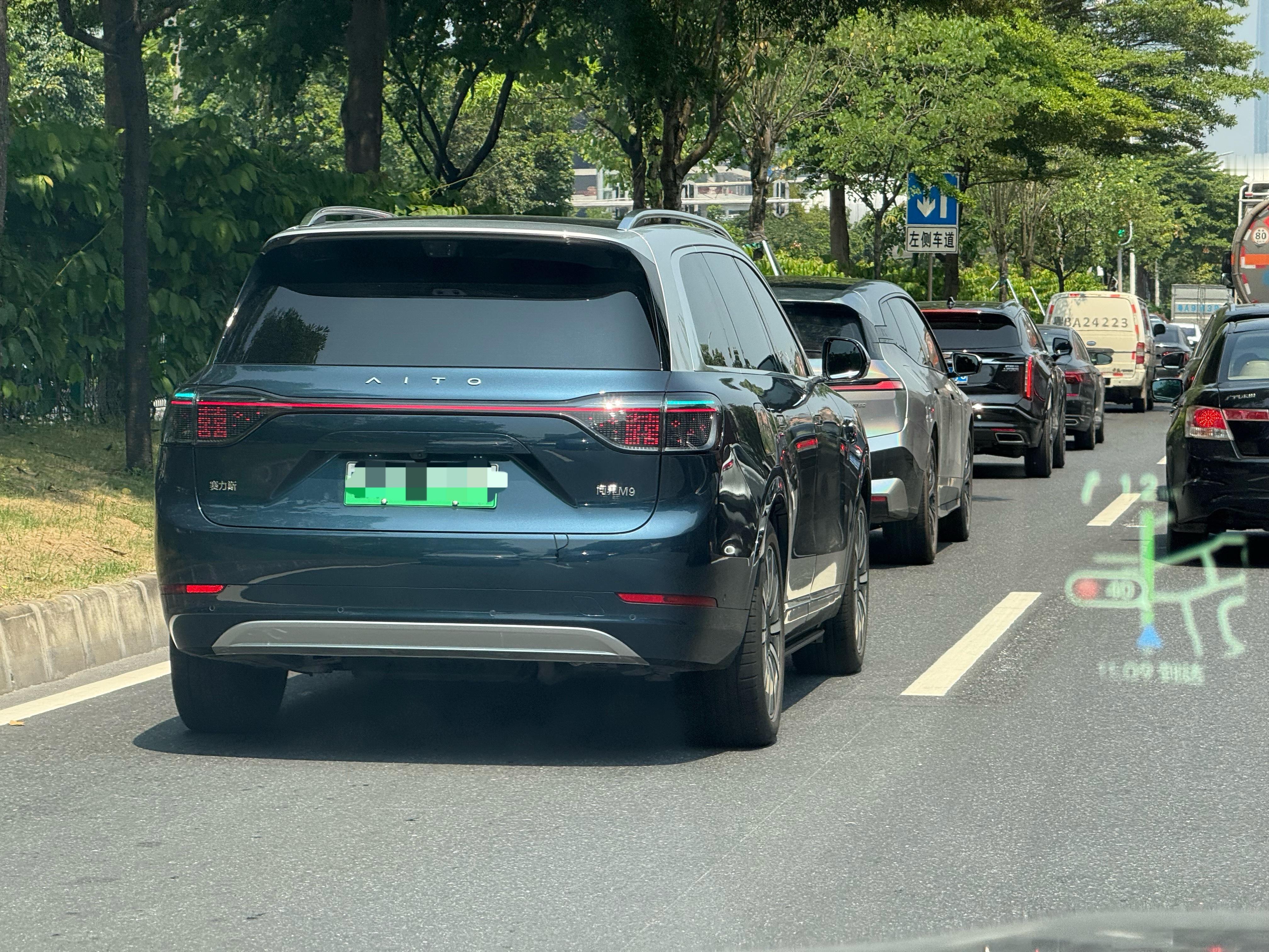 问界 M9 的小蓝灯亮起来了，这个亮度就不错，跟车不晃眼 ​​​