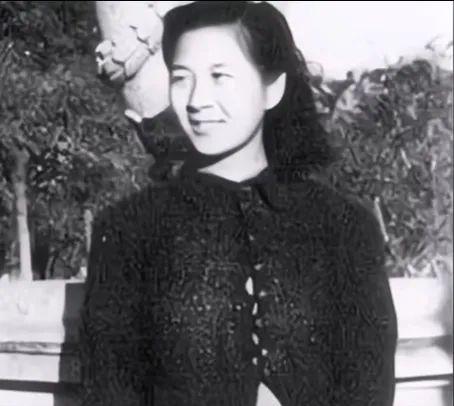 1984年，黄令仪收到通知：停止集成电路和芯片的研发，她冲进办公室大喊：“不能停