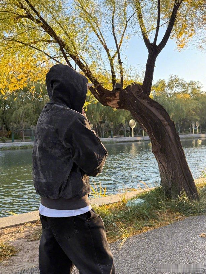 #黄景瑜立冬背影照#黄景瑜立冬的背影照氛围感十足，身着黑色大棉袄，宽厚背影安全感