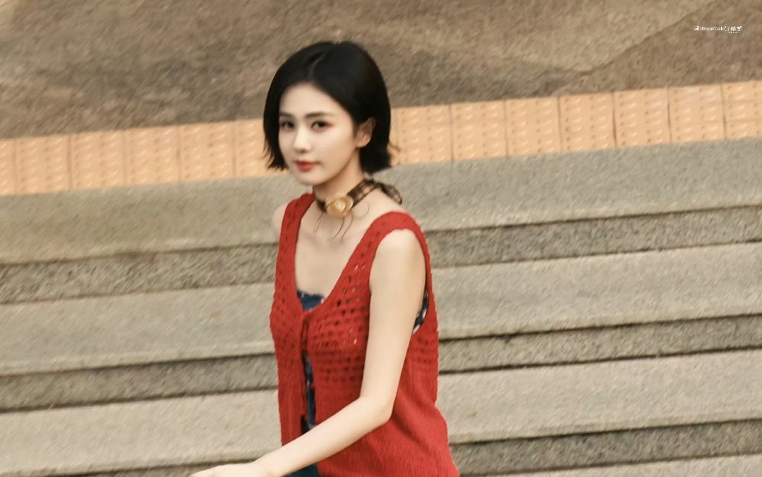 白鹿短发港风女郎利落短发勾勒出清晰轮廓，浓烈大气的五官优势尽数展现。复古红衫搭配