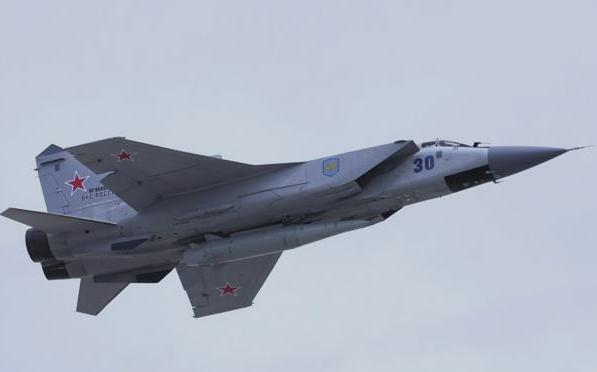 俄罗斯国防部17日宣布，搭载了空中发射型超音速导弹“金贾尔”的战斗机米格31在日