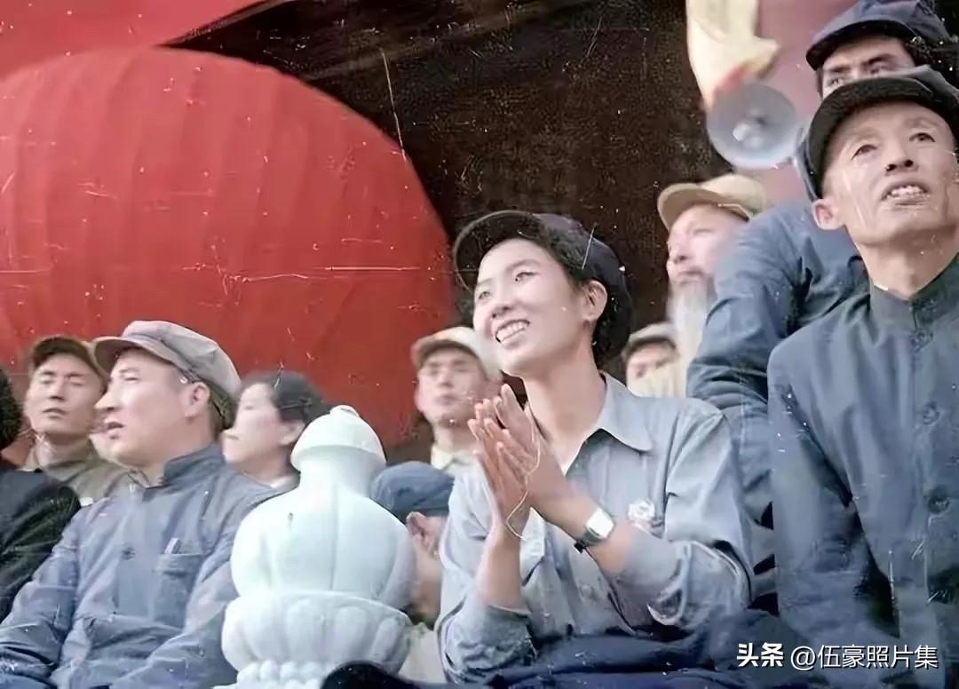 1949年10月1日下午3时，27岁的越剧表演艺术家袁雪芬，作为全国地方戏曲界唯