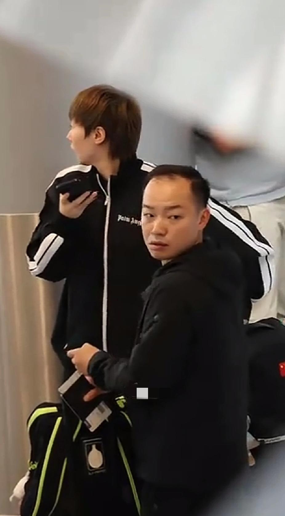 笑不活了！王曼昱机场“迷路”，跟师傅任浩俩人手忙脚乱找大部队😂
 
谁懂啊家人