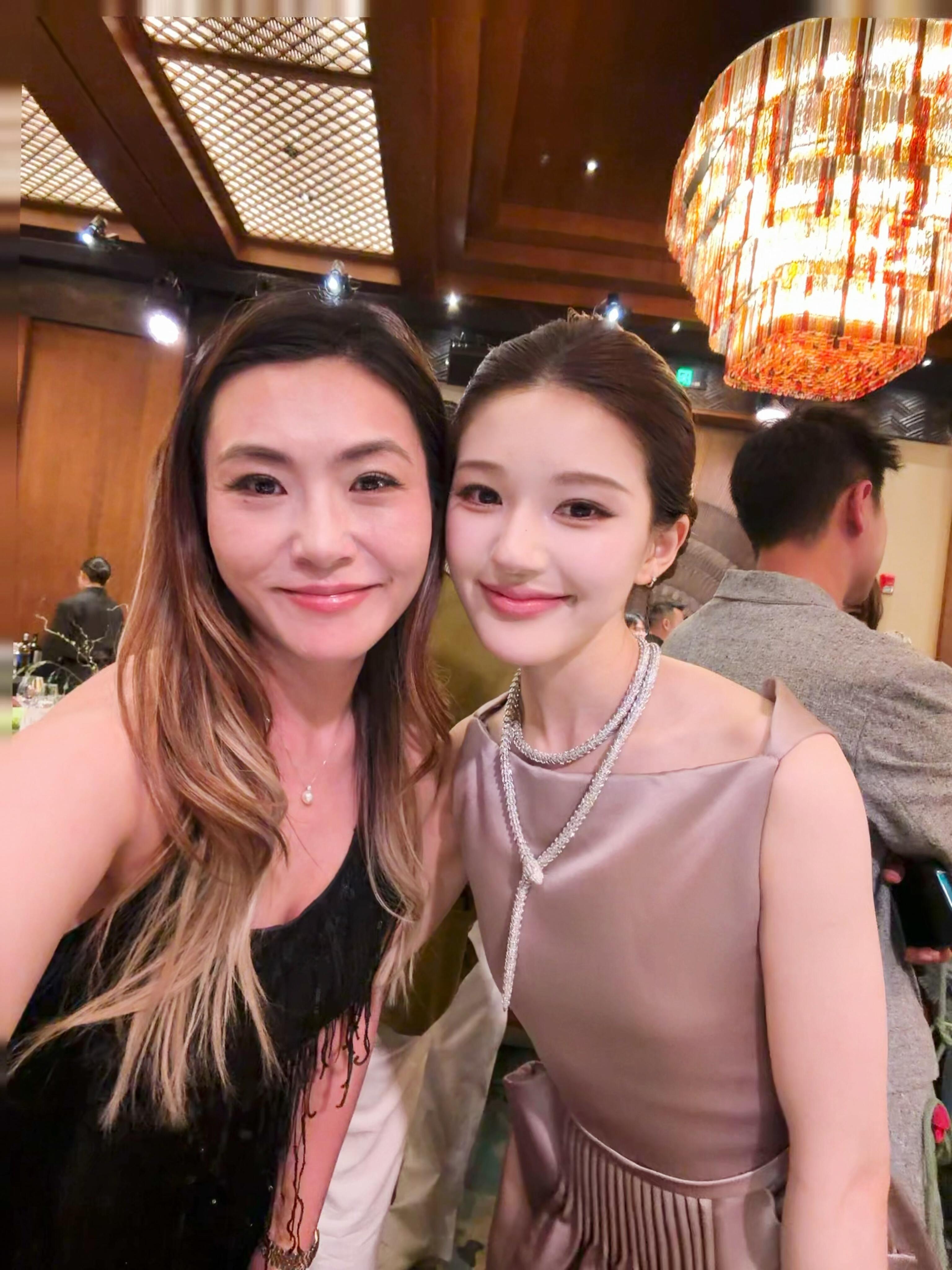 赵露思  ｜小露讯息速递 晚宴合照➕1～苹果原相机下都像开了磨皮窄脸一样的美貌天
