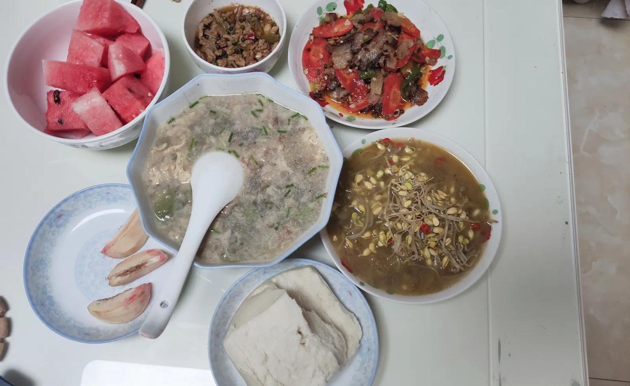 我最喜欢夏天，之前我的网名叫：抱着夏天吃西瓜。

现在流行的夏天三件套：空调、W