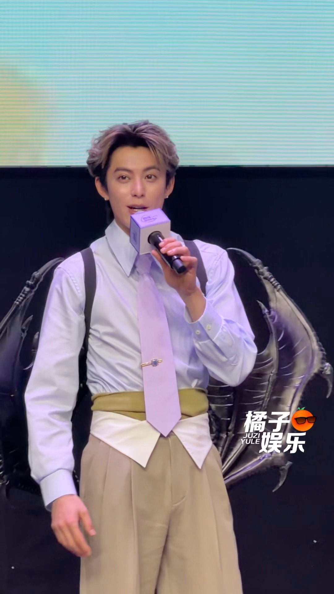 走秀走一半破绷了“有种在熟人面前装x的感觉”王鹤棣走秀红温了 王鹤棣的周末派对微