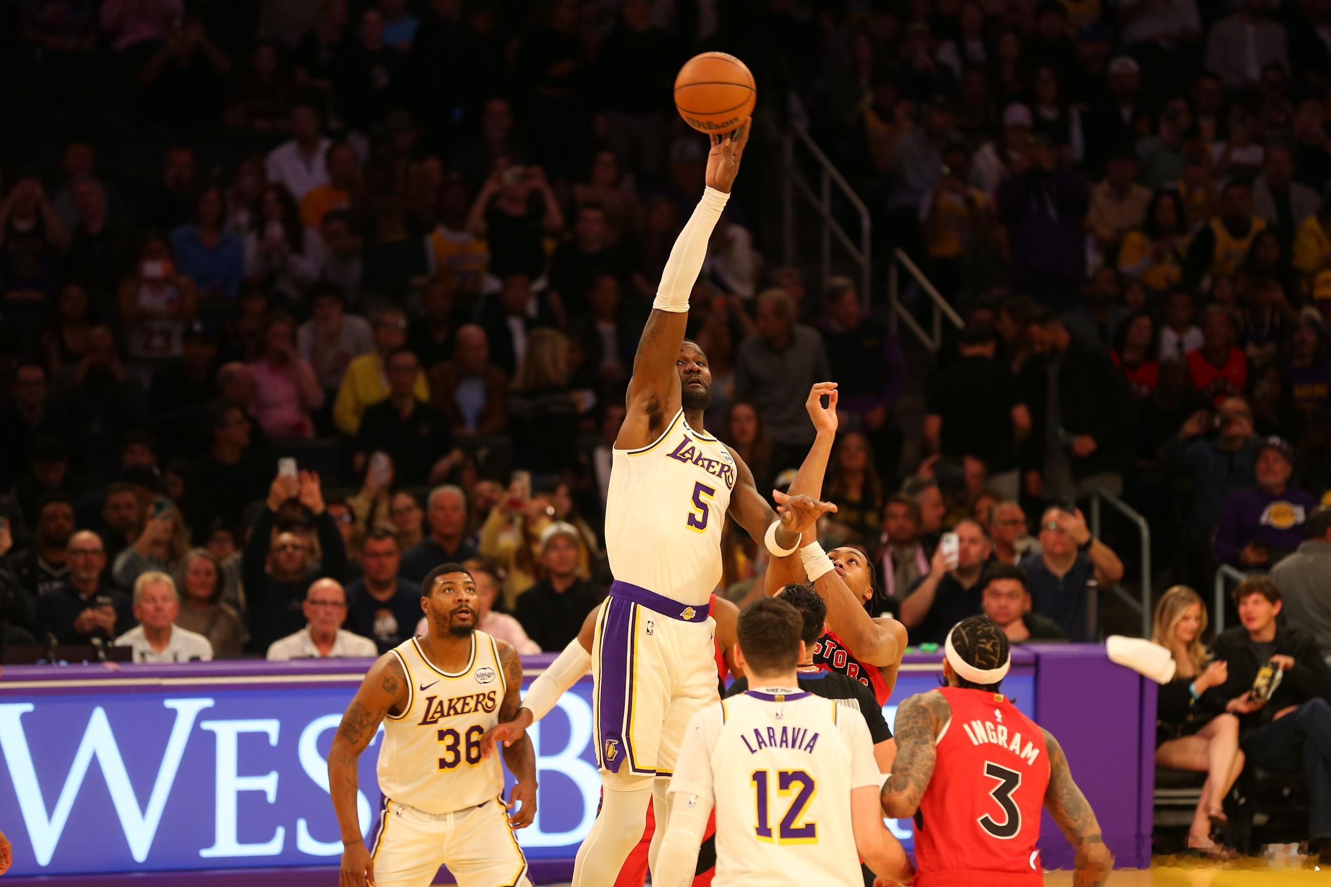 艾顿吃得太好湖人大胜猛龙 湖人大胜猛龙结束2连败，全队3人得分20+，东契奇25