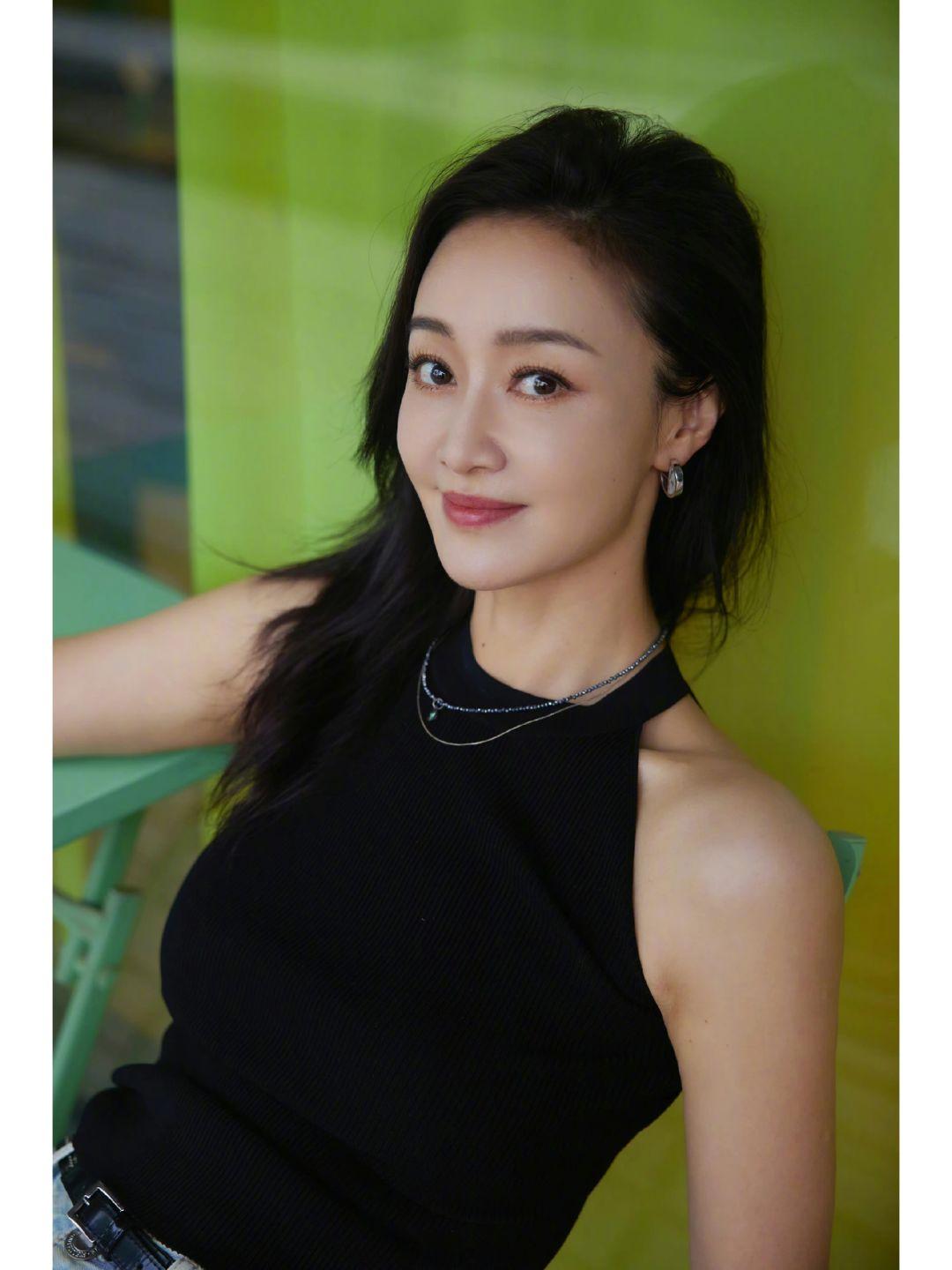 赵子琪短裤高跟简搭，却穿出不一样的性感 。

有时你不得不感叹，
那些女星在身