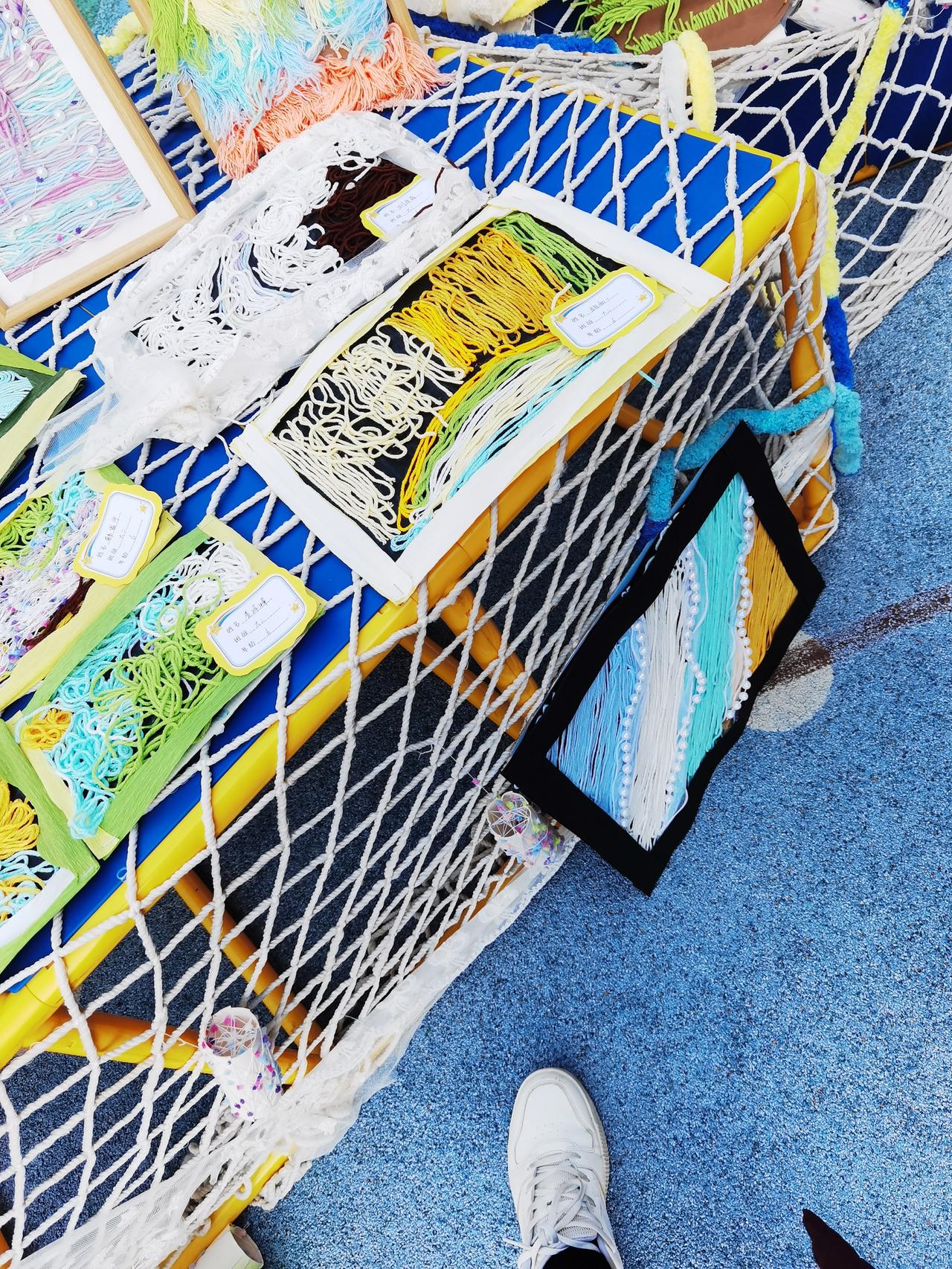 外孙上幼儿园大班，他们的手工课挺丰富多彩的，这是各班展示的作品，家长们（早上送孩