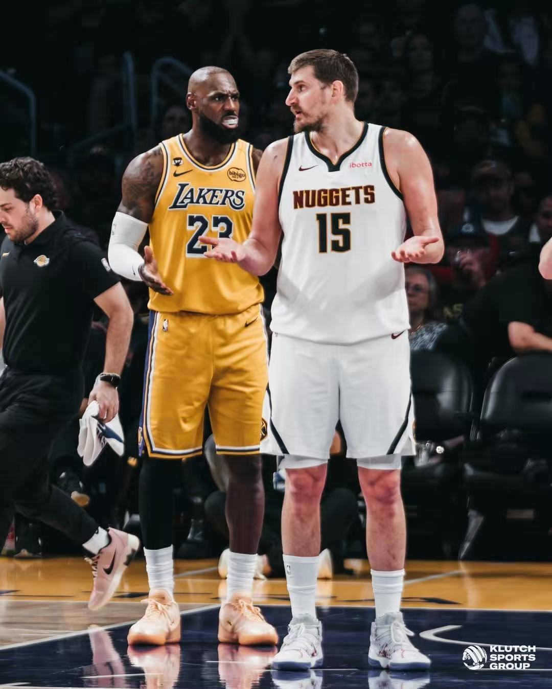 詹姆斯IG晒照，八村的表情笑死😂 