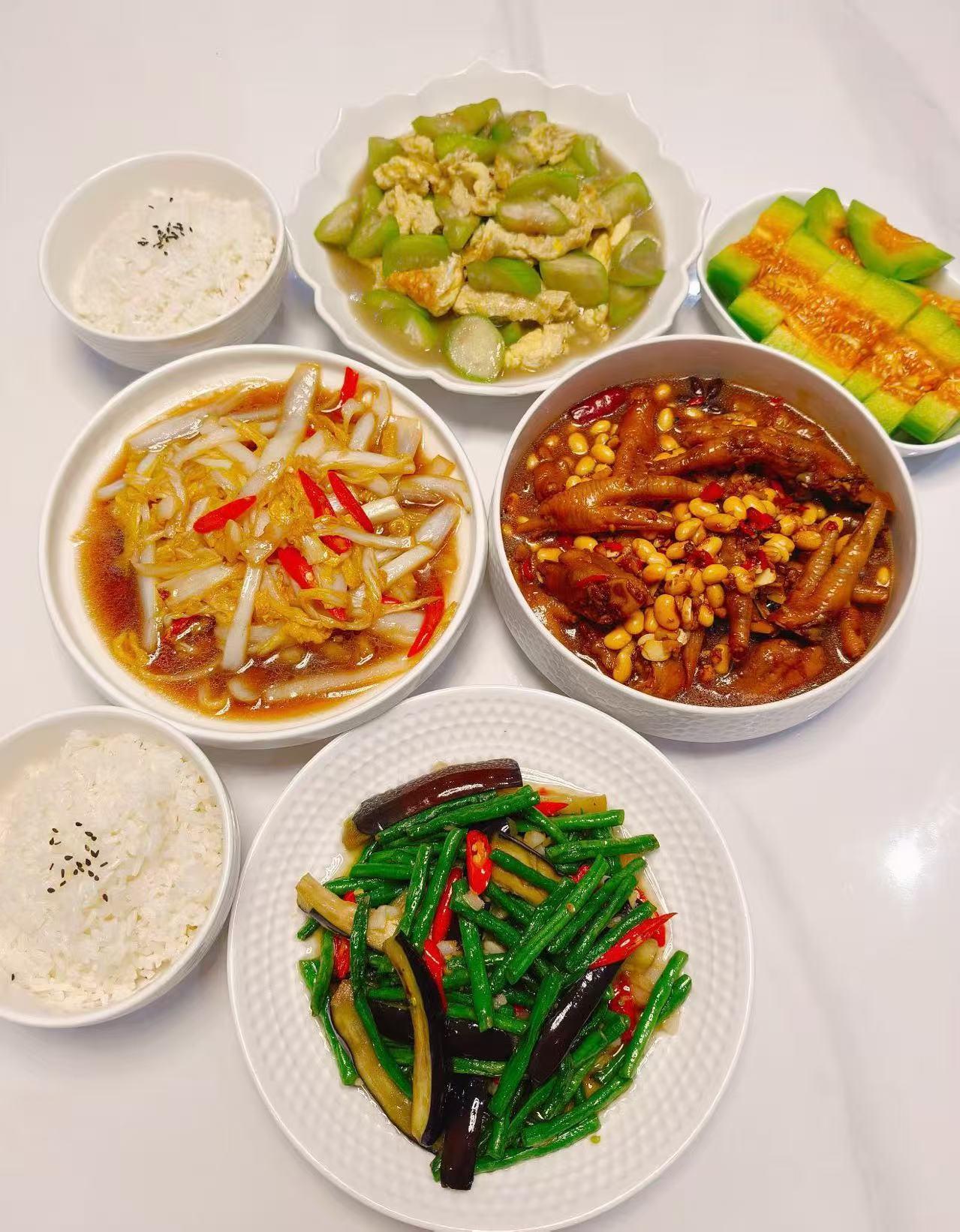 五道家常炒菜，色香味俱全，健康美味，吃得放心。