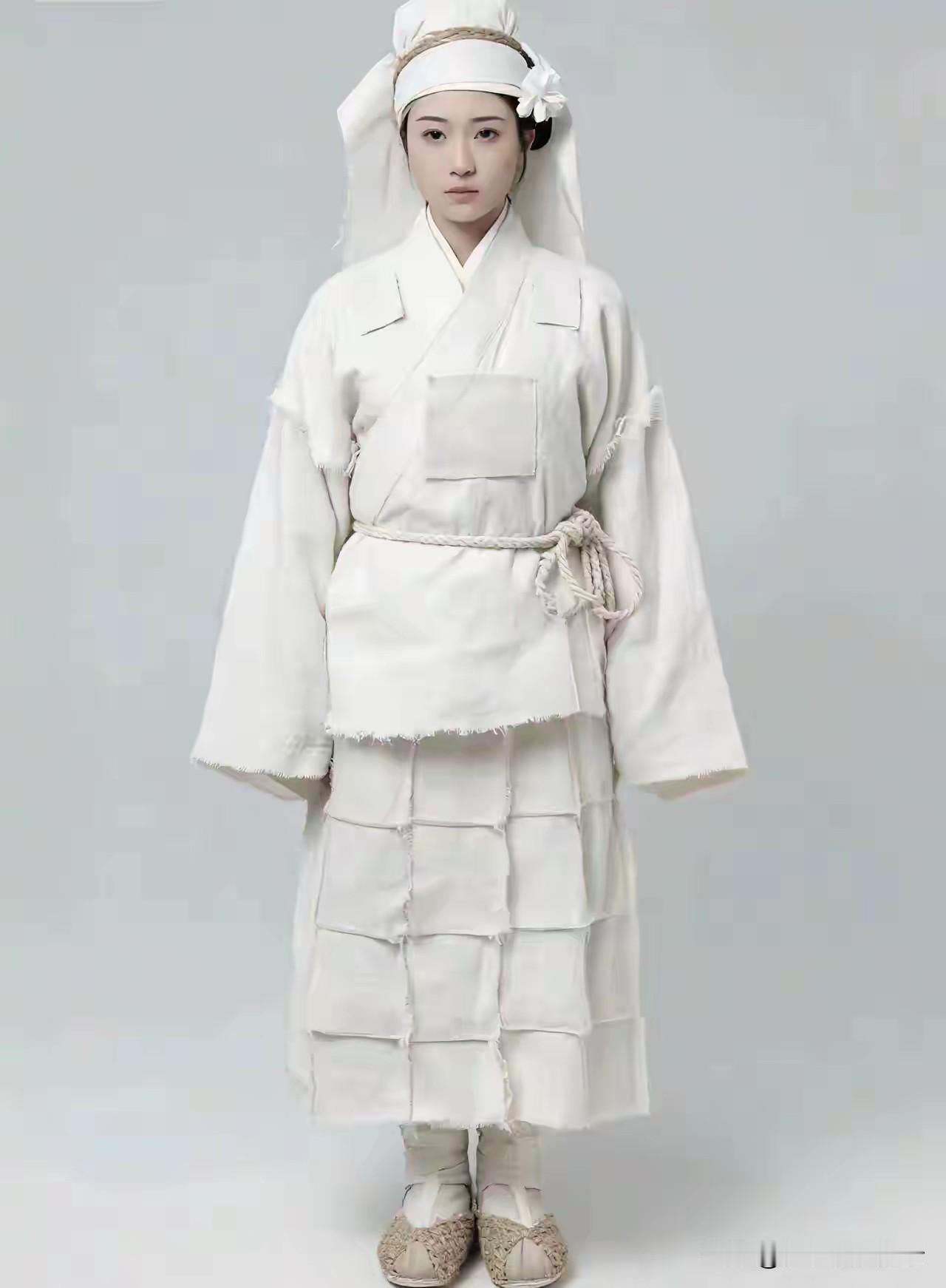 大家猜一下，这套衣服多少钱？巴黎世家的，难怪这奢侈品公司一年净亏损850万欧元，