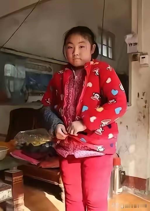 泪目了！四川，一小女孩6岁爹没了，9岁妈改嫁。在叔叔家一住就是12年。

高考完
