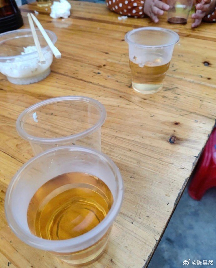 喝茶的时候女朋友又在我家人面前犯错了 