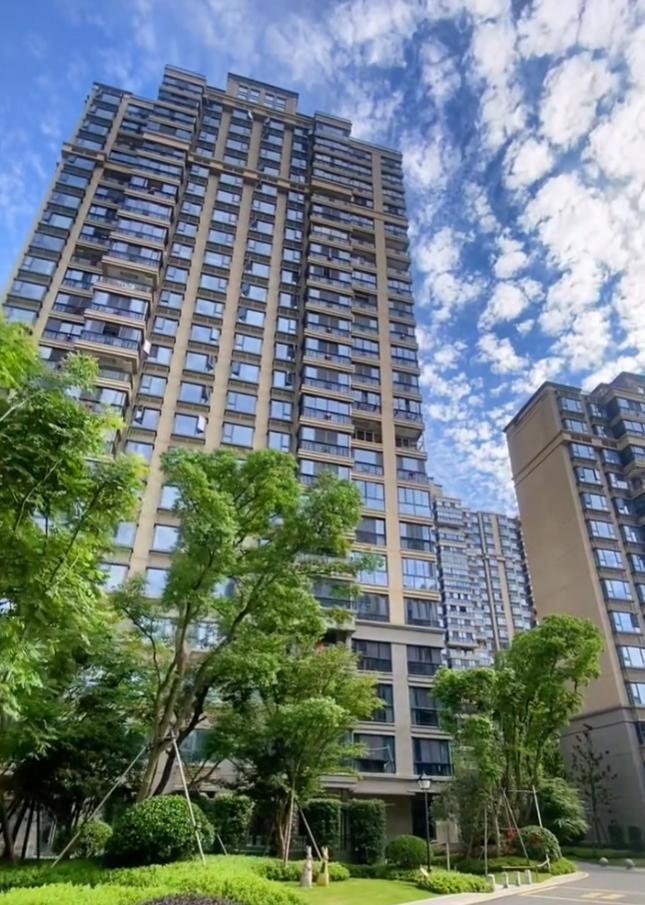 女孩子还是矜持一点，要不然，真的会被男方妈妈看不起。

我家楼下阿姨说，他儿子最