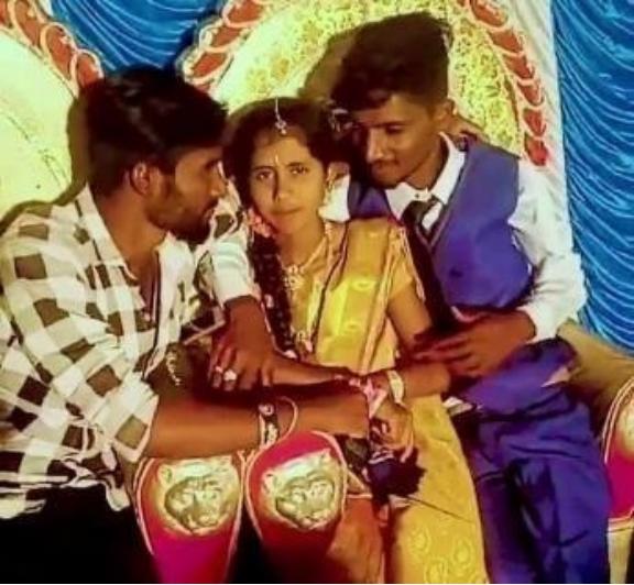 印度“一妻多夫”该如何生活？妻子苦不堪言：和五兄弟轮流过夜，一点都不幸福。

在