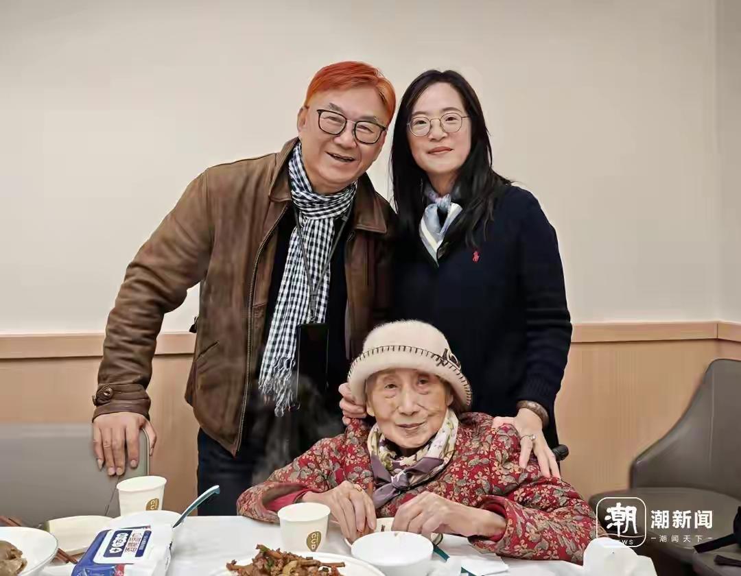 70岁儿子陪102岁母亲过年：当“老小孩”遇见“老小孩”，时间突然温柔了

--