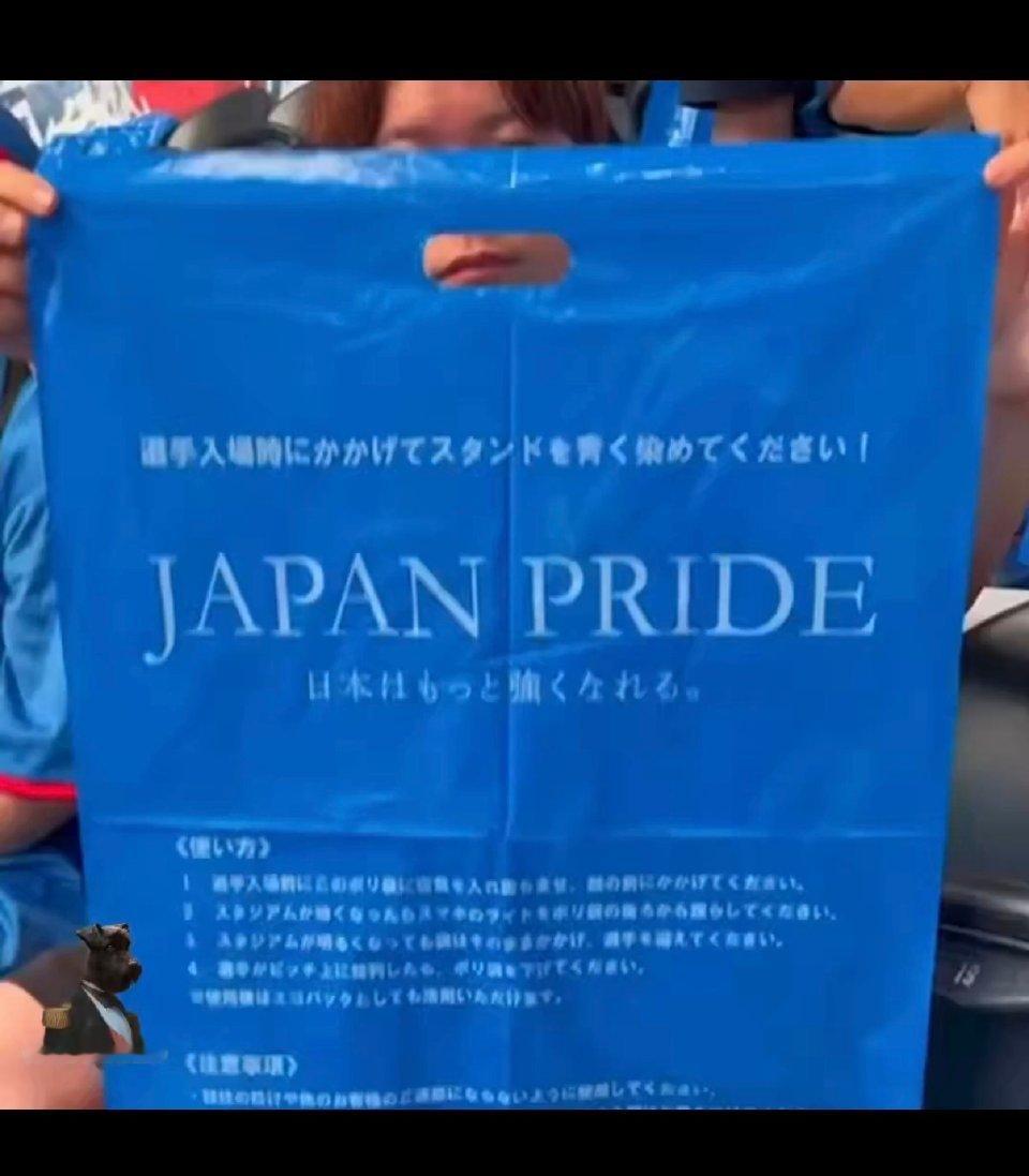 日本足协疑似统一发放应援垃圾袋  日本球迷俱乐部做的不错，希望其他领域也能做好