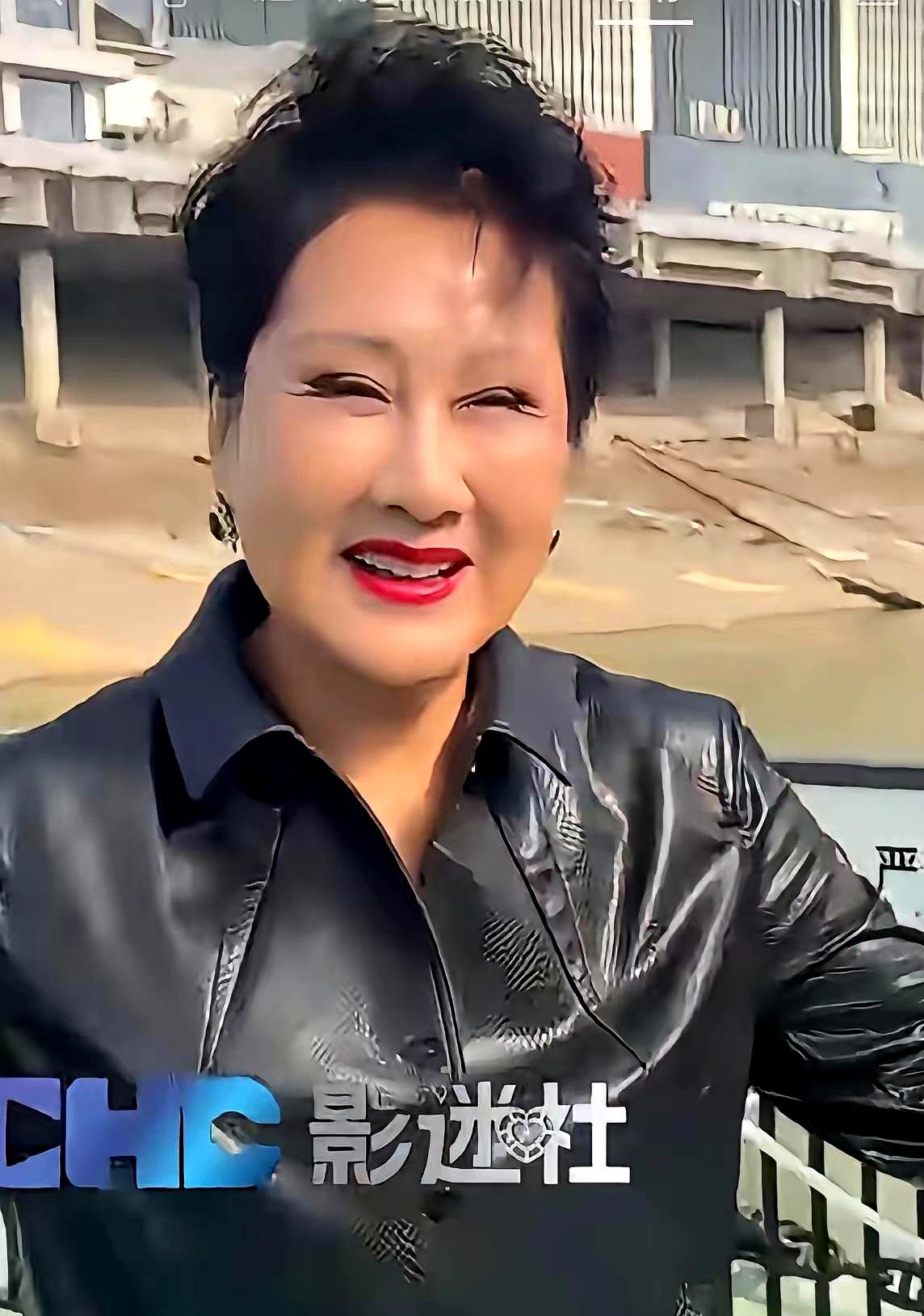 刷到张凯丽最新照时，评论区一下子炸了——有人说“自然味没了”，有人认定她折腾了那