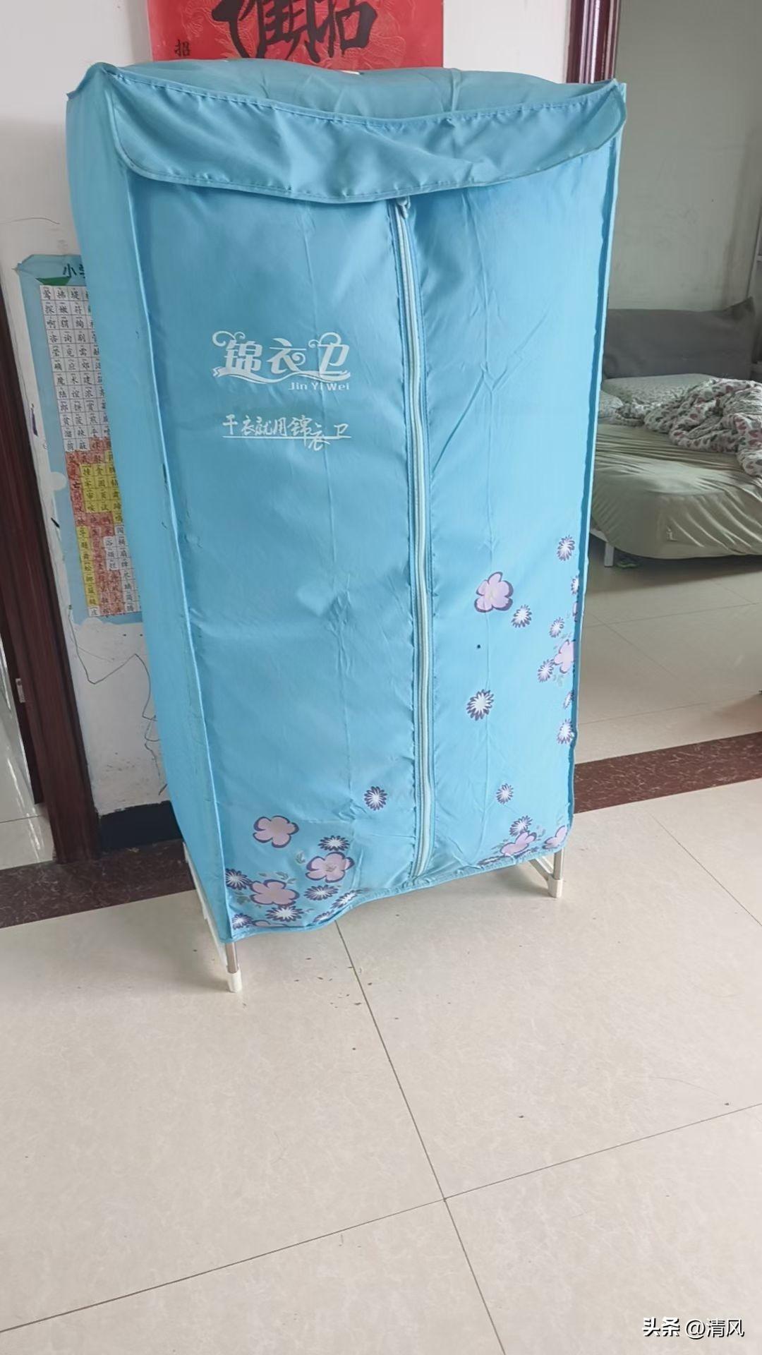 家里这个蓝色的干衣机，已经陪我走过好几个年头了。它不像那些新潮家电那样光鲜亮丽，