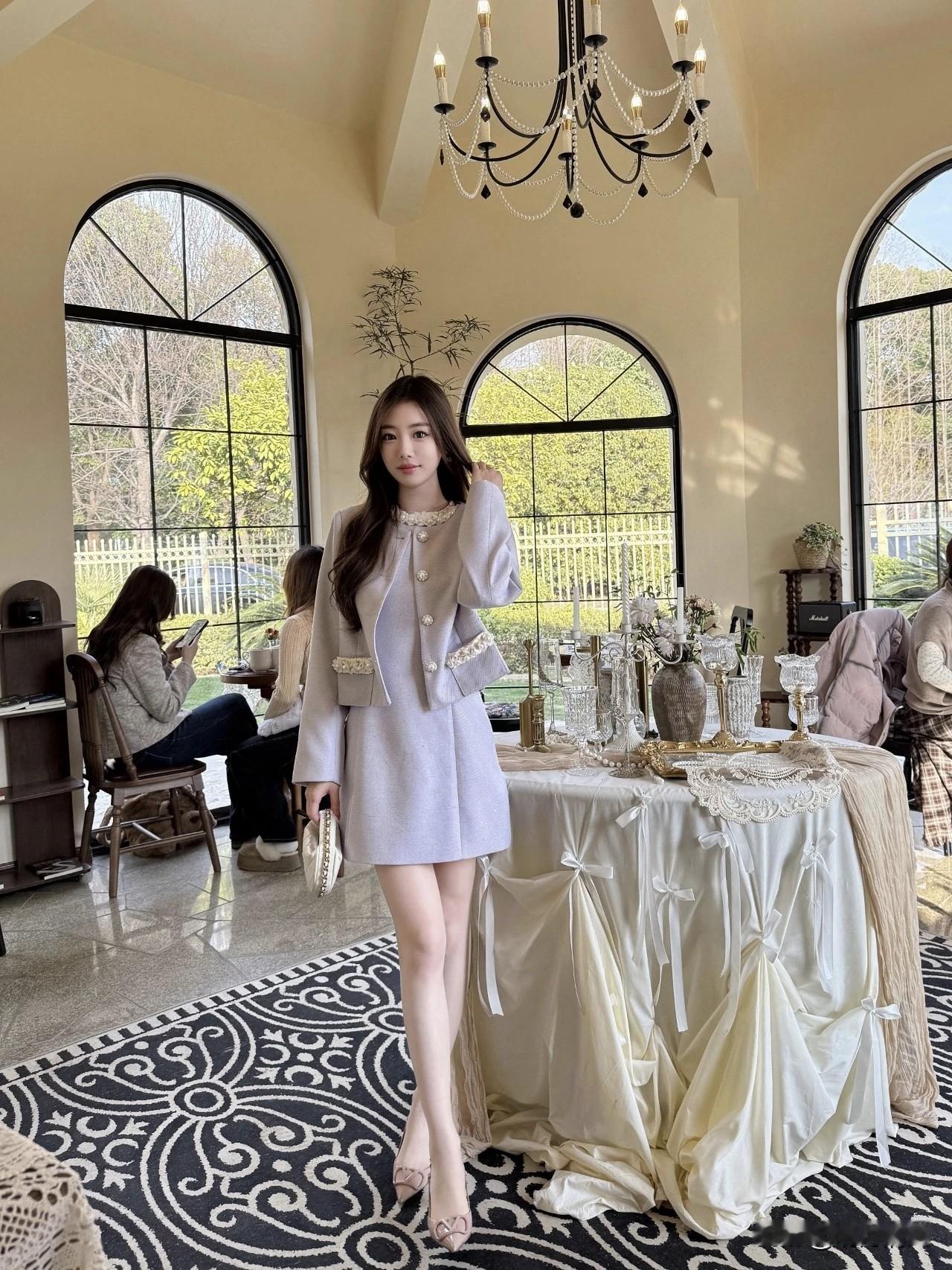 今天试了套紫色小香风，穿上就没舍得脱。

不是那种很扎眼的紫，是淡淡的、带点灰调