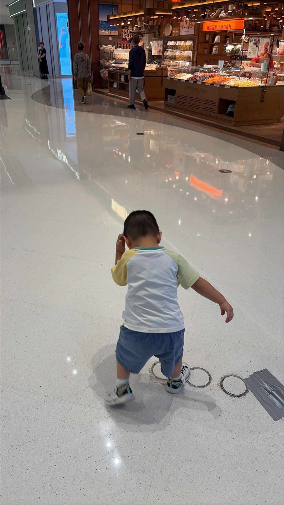 幼儿园里别人是水杯他是奶瓶能不能早点上幼儿园还是分孩子有的孩子社交能力发育得早，