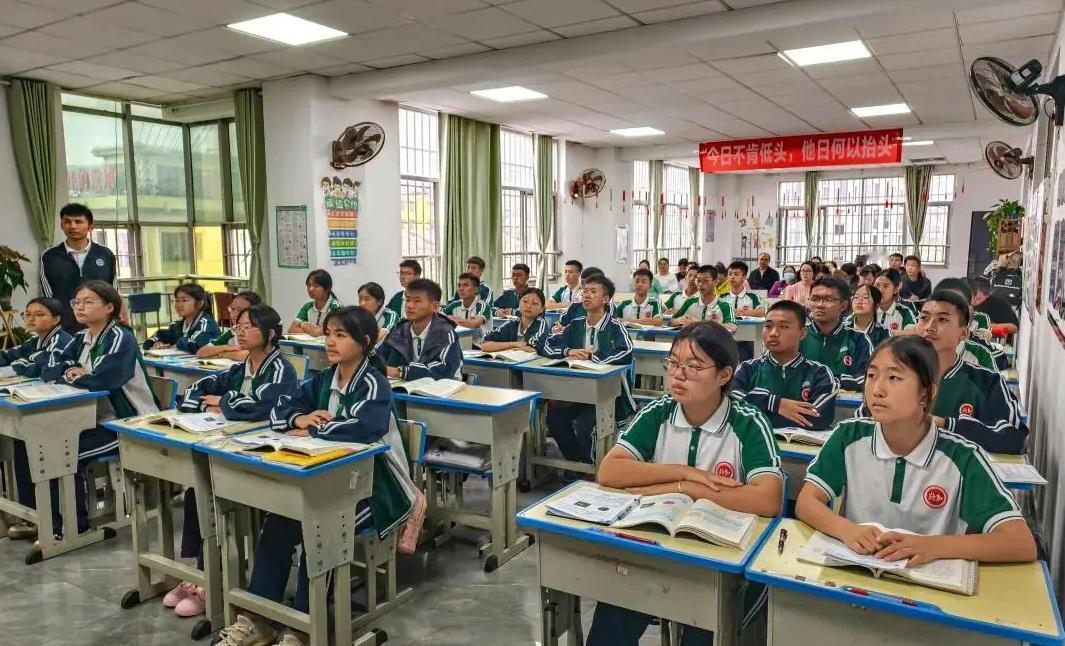 中考上岸重高中，回头看才发现：

1、很努力了，还是考不上重高，只能说明两件事，