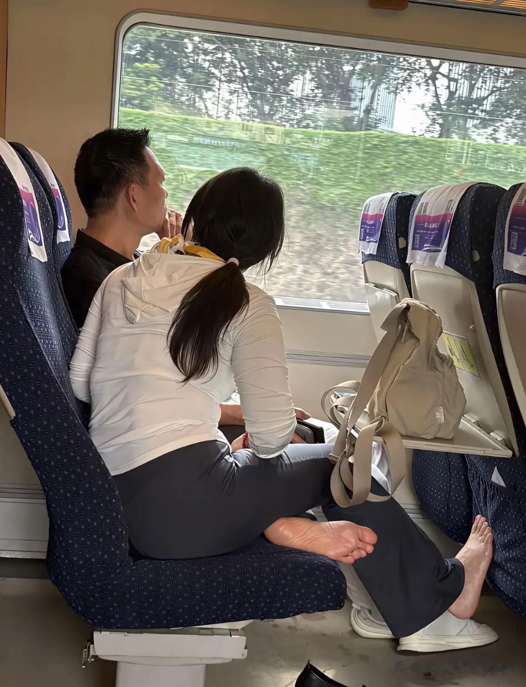 人们总是喜欢说女儿是父母的“小棉袄”，女儿跟父亲比较亲近，这管多大，都喜欢在父亲